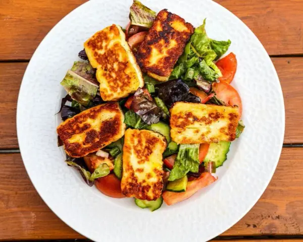 Czy ser halloumi jest zdrowy? Odkryj jego zalety i ryzyka zdrowotne