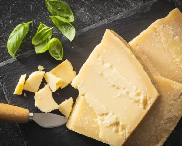 Parmezan do czego? Odkryj pyszne dania i nietypowe zastosowania
