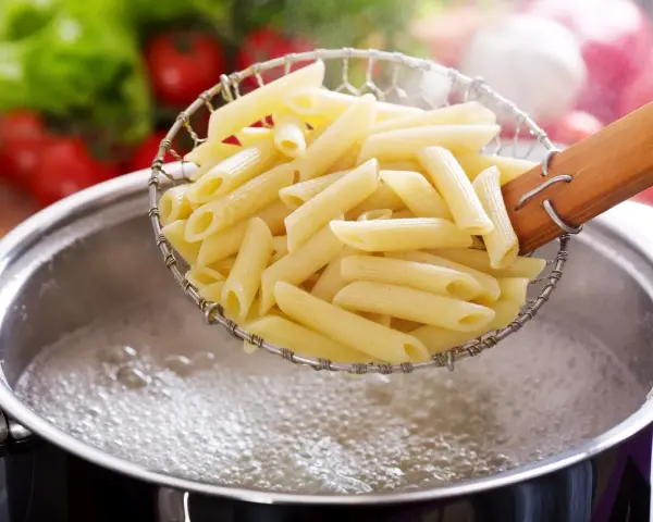 Jak ugotować makaron idealnie al dente - unikaj tych błędów