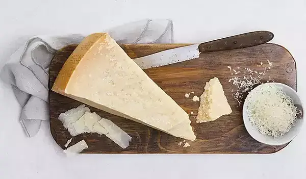 Gdzie kupić parmezan w Polsce? Najlepsze miejsca i oferty