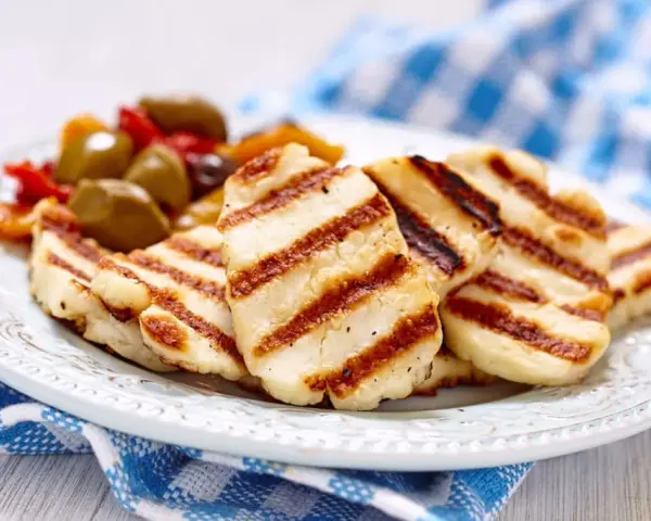 Halloumi z jakiego mleka: odkryj tajemnice jego produkcji