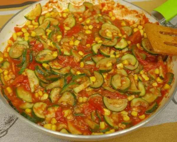 Sos do spaghetti na zimę z cukinią – prosty przepis na smaczny zapas