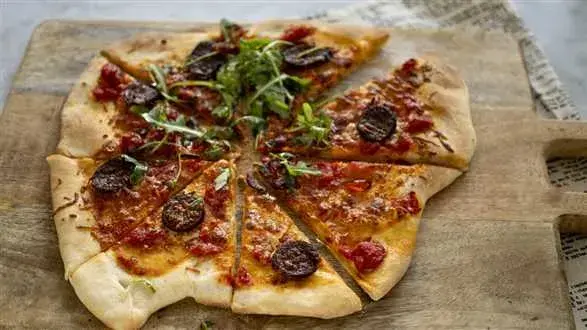 Ile powinno wyrastać ciasto na pizzę, aby uzyskać idealny smak?