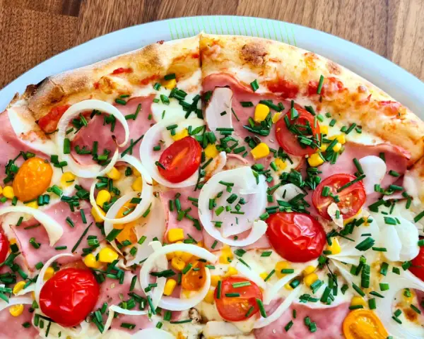Ile cm ma duża pizza w Pizza Hut? Zaskakujące wymiary i porady