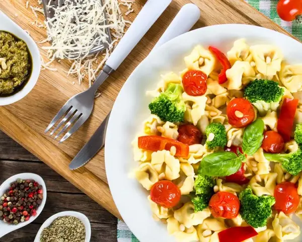 Jak zrobić sałatkę z tortellini, która zachwyci każdego gościa