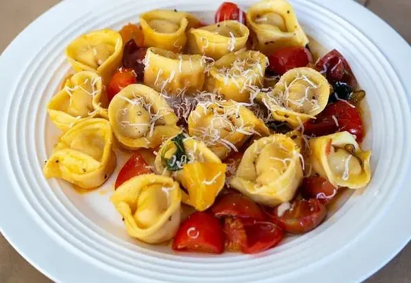Jak smakowicie podać makaron tortellini z czym najlepiej łączyć