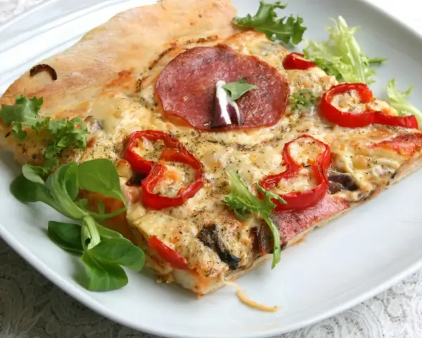 Jak zrobić pizzę w domu - proste przepisy, które zachwycą smakami