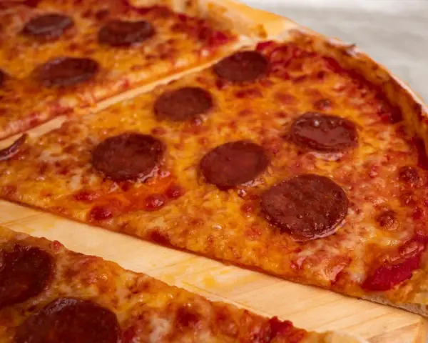 Czy ciasto na pizzę można zrobić dzień wcześniej, aby poprawić smak?
