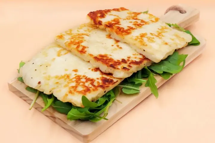 Jak smakuje ser halloumi? Poznaj jego wyjątkowy smak i teksturę