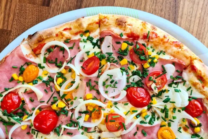 Ile cm ma duża pizza w Pizza Hut? Zaskakujące wymiary i porady