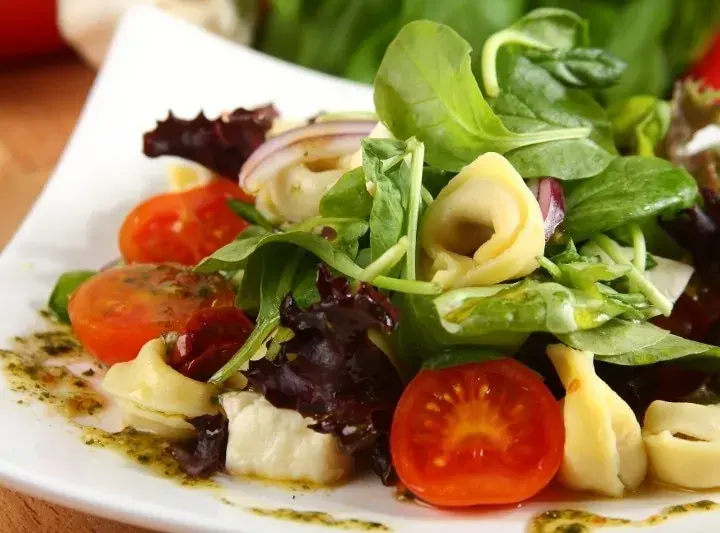 Tortellini z pomidorami i mozzarellą - najlepsze dodatki do podania