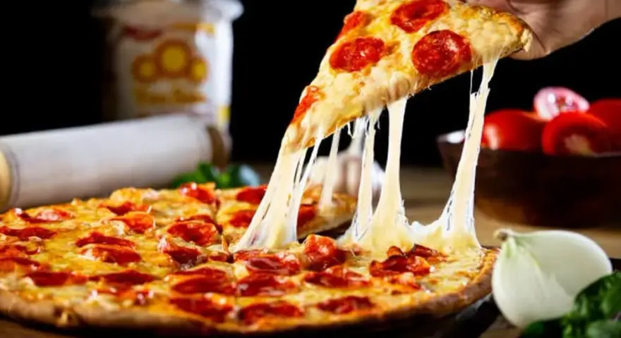 Jaki ser do pizzy? Odkryj najlepsze smaki i połączenia serów