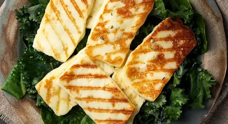 Halloumi co to jest? Odkryj sekrety tego wyjątkowego sera
