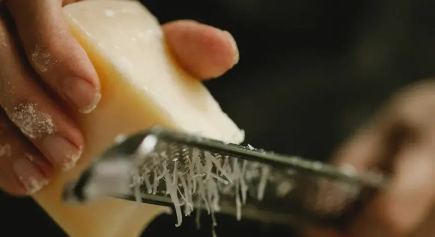Jak wygląda ser parmezan? Odkryj jego unikalne cechy i smak