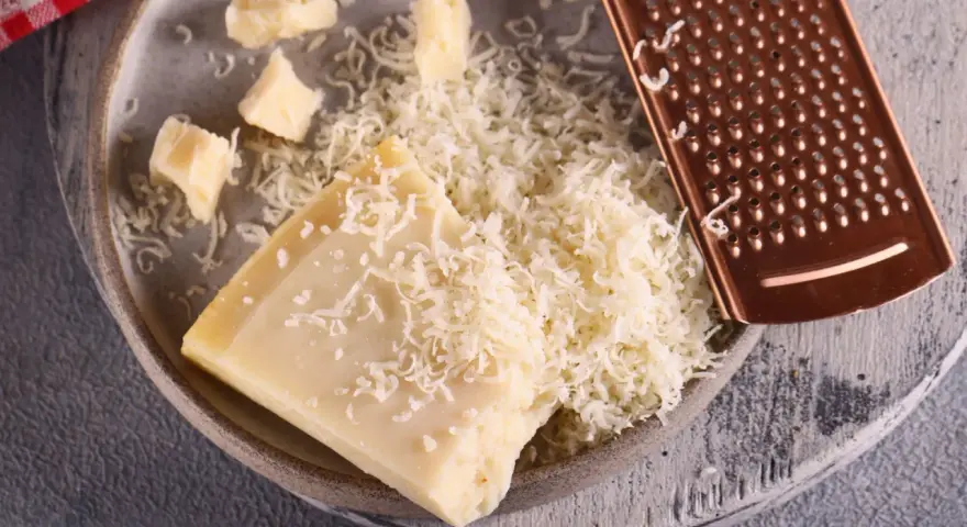 Jakim serem zastąpić parmezan? Odkryj najlepsze alternatywy smakowe