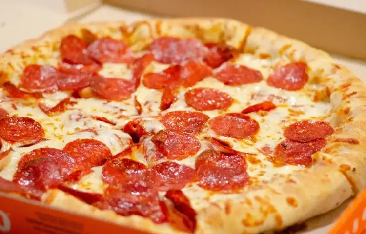 Ile kalorii ma pizza? Odkryj zaskakujące różnice w kaloryczności