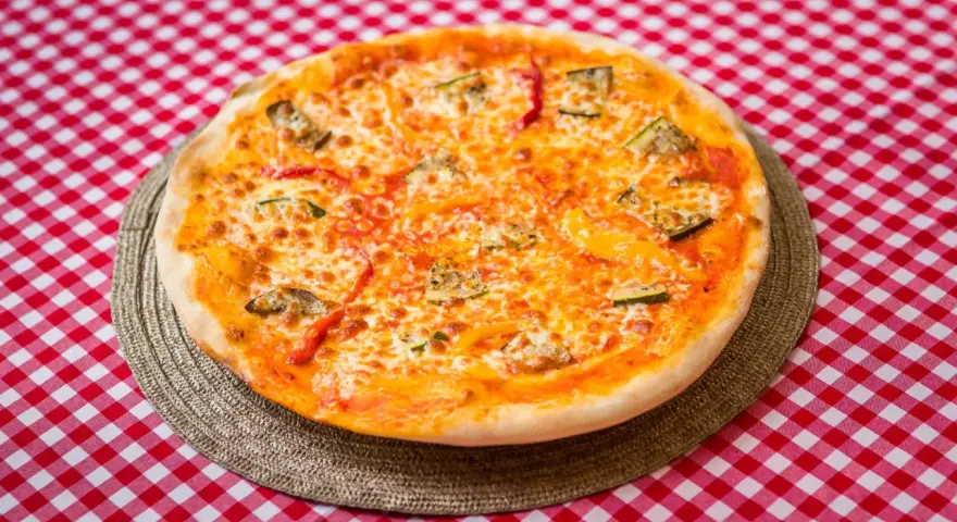 Duża pizza Domino's ile cm? Sprawdź, ile naprawdę ma średnicy!