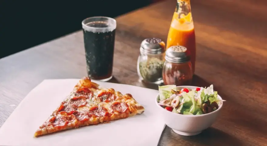 Jakie sosy do pizzy wybrać, aby zaskoczyć swoich gości?