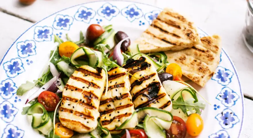 Jak grillować halloumi – proste techniki i smaczne przepisy