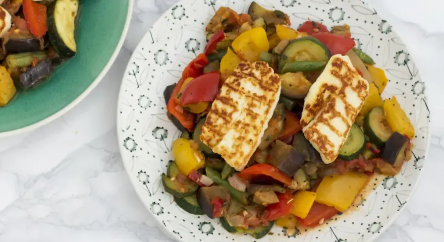 Jak grillować ser halloumi na patelni, aby uzyskać idealną chrupkość