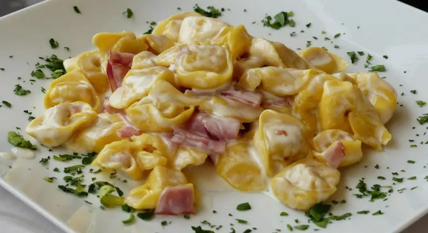 Z czym podawać tortellini z mięsem, aby zachwycić gości?