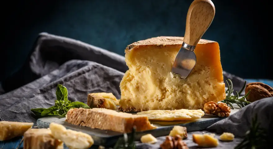 Czy można jeść parmezan w ciąży? Bezpieczne wskazówki dla przyszłych mam