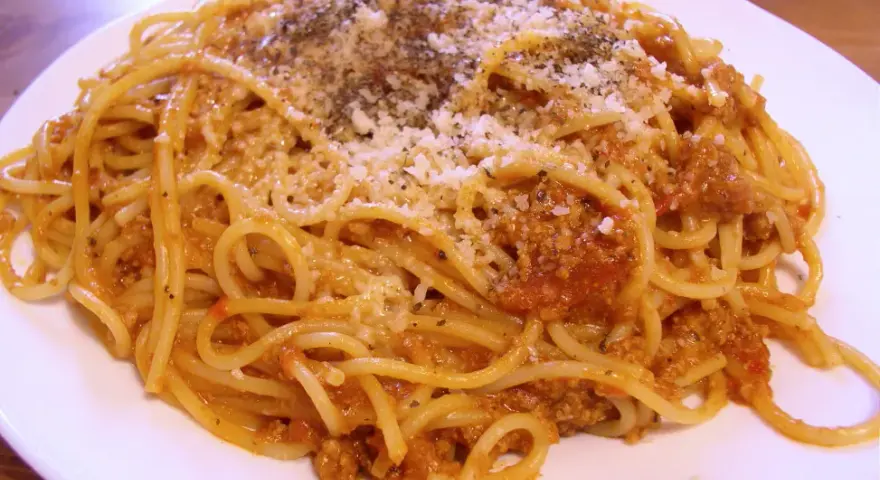 Prosty przepis na spaghetti bolognese, który zaimponuje każdemu