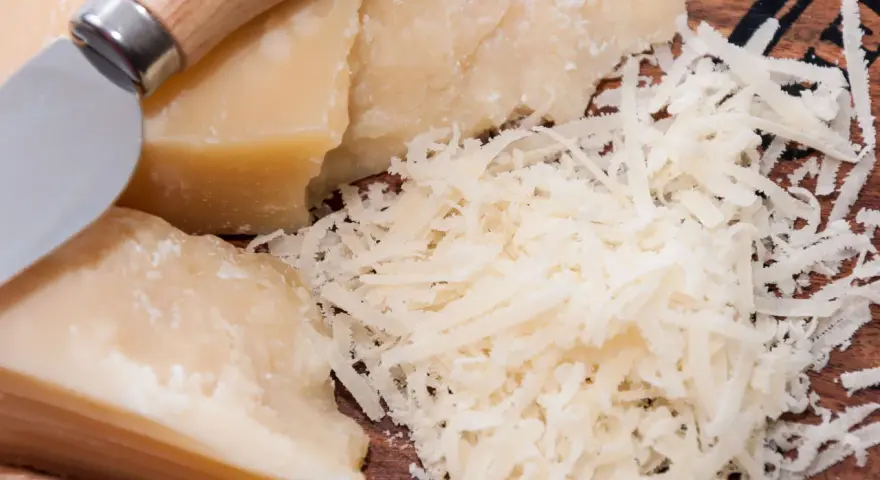 Parmezan ile waży - odkryj, ile użyć w przepisach i diecie