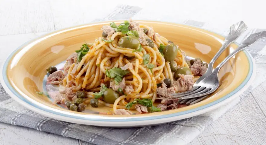 Szybkie i proste spaghetti z tuńczykiem, które zaskoczy smakiem