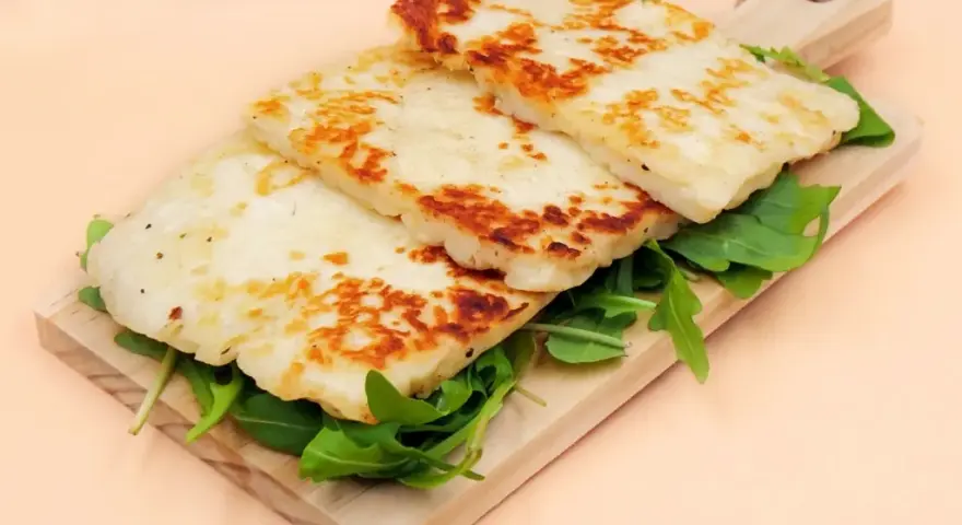 Jak smakuje ser halloumi? Poznaj jego wyjątkowy smak i teksturę