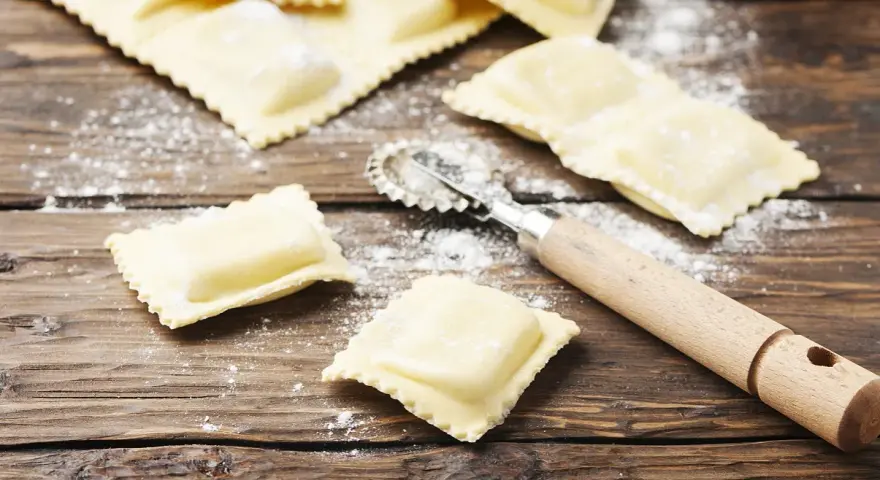 Ravioli czy tortellini: poznaj kluczowe różnice i wybierz lepiej
