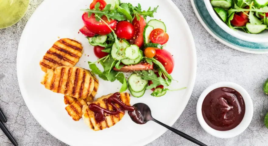 Ser halloumi jak smakuje – odkryj jego wyjątkowy smak i zastosowanie