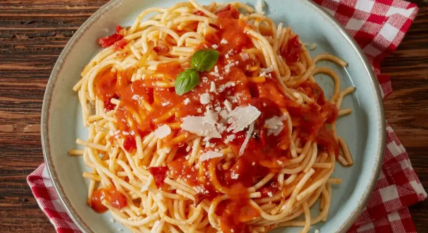 Jak zrobić sos do spaghetti, który zachwyci Twoich gości