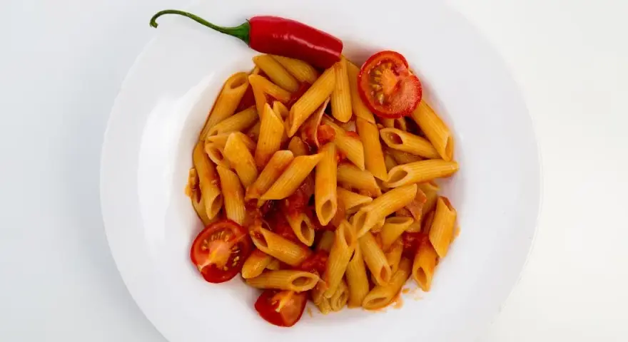 Penne arrabiata: prosty przepis na wyrazisty smak, który zachwyca