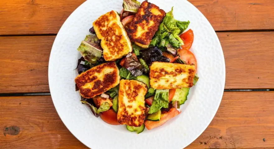 Czy ser halloumi jest zdrowy? Odkryj jego zalety i ryzyka zdrowotne