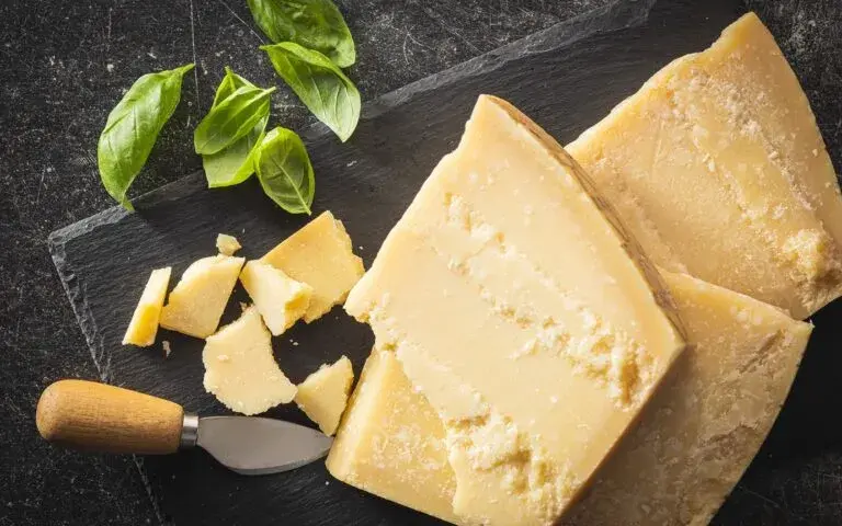Parmezan do czego? Odkryj pyszne dania i nietypowe zastosowania