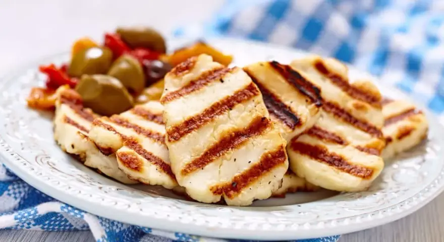 Halloumi z jakiego mleka: odkryj tajemnice jego produkcji