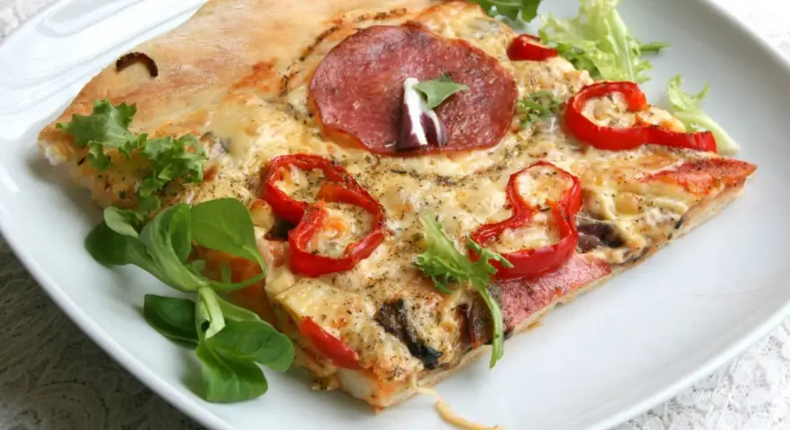 Jak zrobić pizzę w domu - proste przepisy, które zachwycą smakami