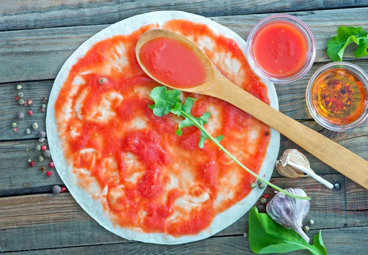 Zdjęcie Sos do pizzy jak z pizzerii - odkryj smak autentycznej pizzy w domu
