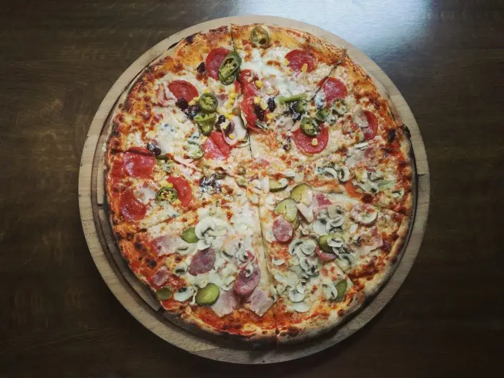 Zdjęcie Duża pizza Domino's ile cm? Sprawdź, ile naprawdę ma średnicy!