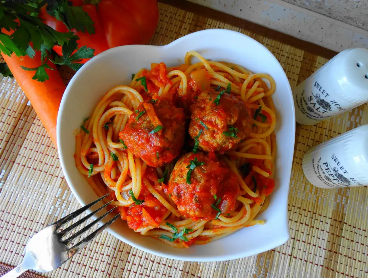 Zdjęcie Przepis na spaghetti z klopsikami po włosku, kt&oacute;ry zachwyci każdego