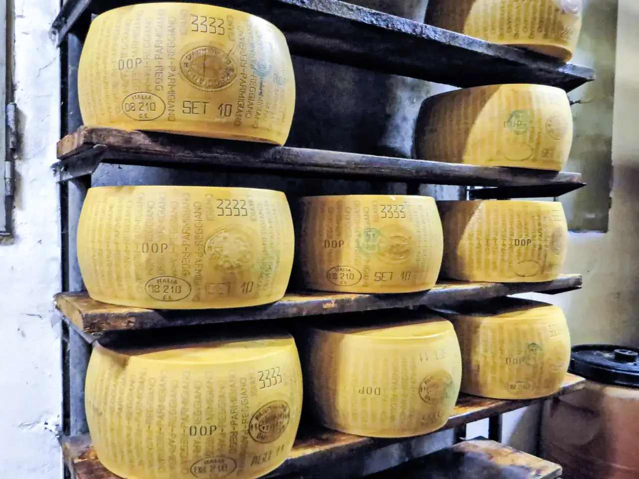 Zdjęcie Czy parmezan to to samo co grana padano? Odkryj kluczowe r&oacute;żnice