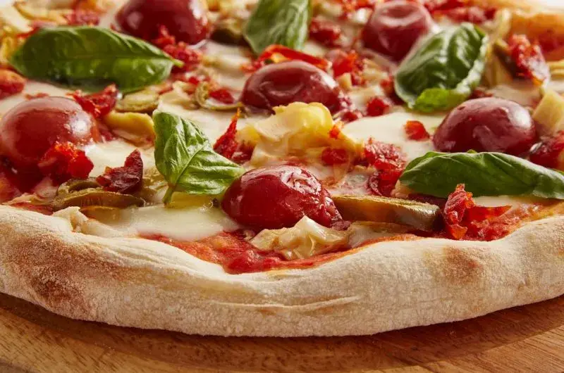 Jak zrobić cienkie ciasto na pizzę, aby uniknąć grubych placków