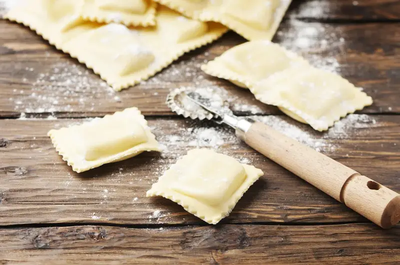 Ravioli czy tortellini: poznaj kluczowe różnice i wybierz lepiej